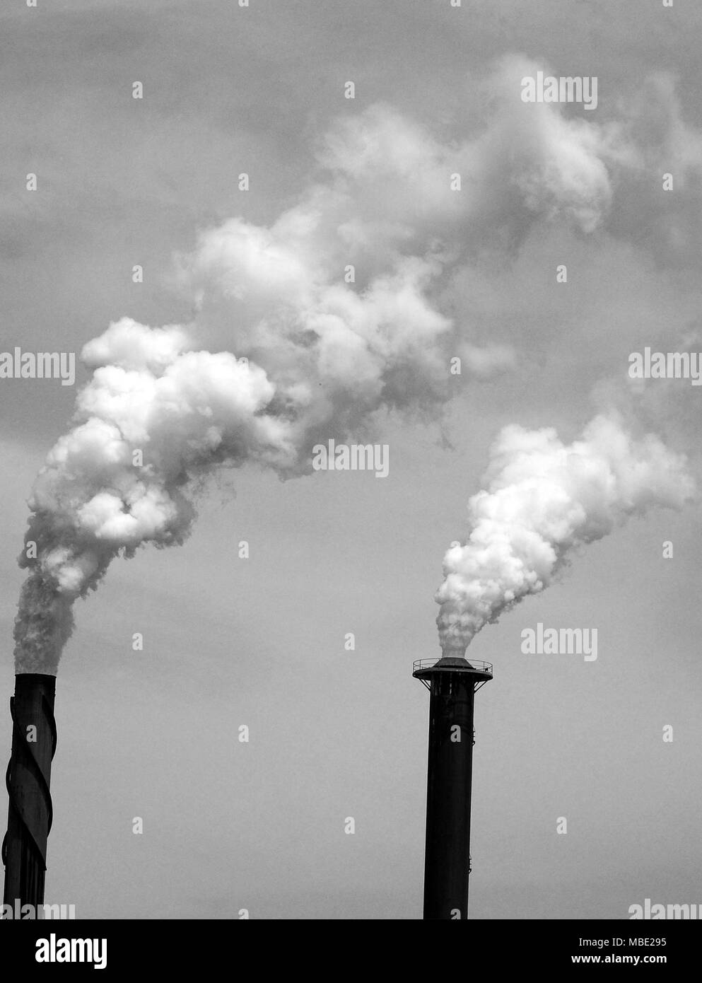 Destruction industrielle, l'émission de produits chimiques toxiques dans l'atmosphère Banque D'Images