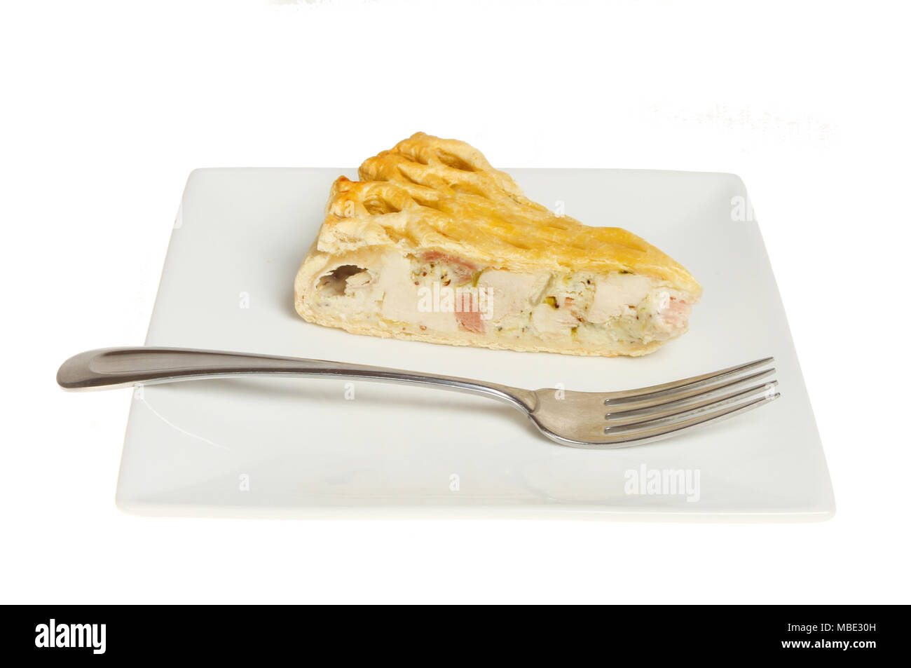 Le poulet et le jambon lattice pie à la fourchette sur une assiette blanche contre isolés Banque D'Images