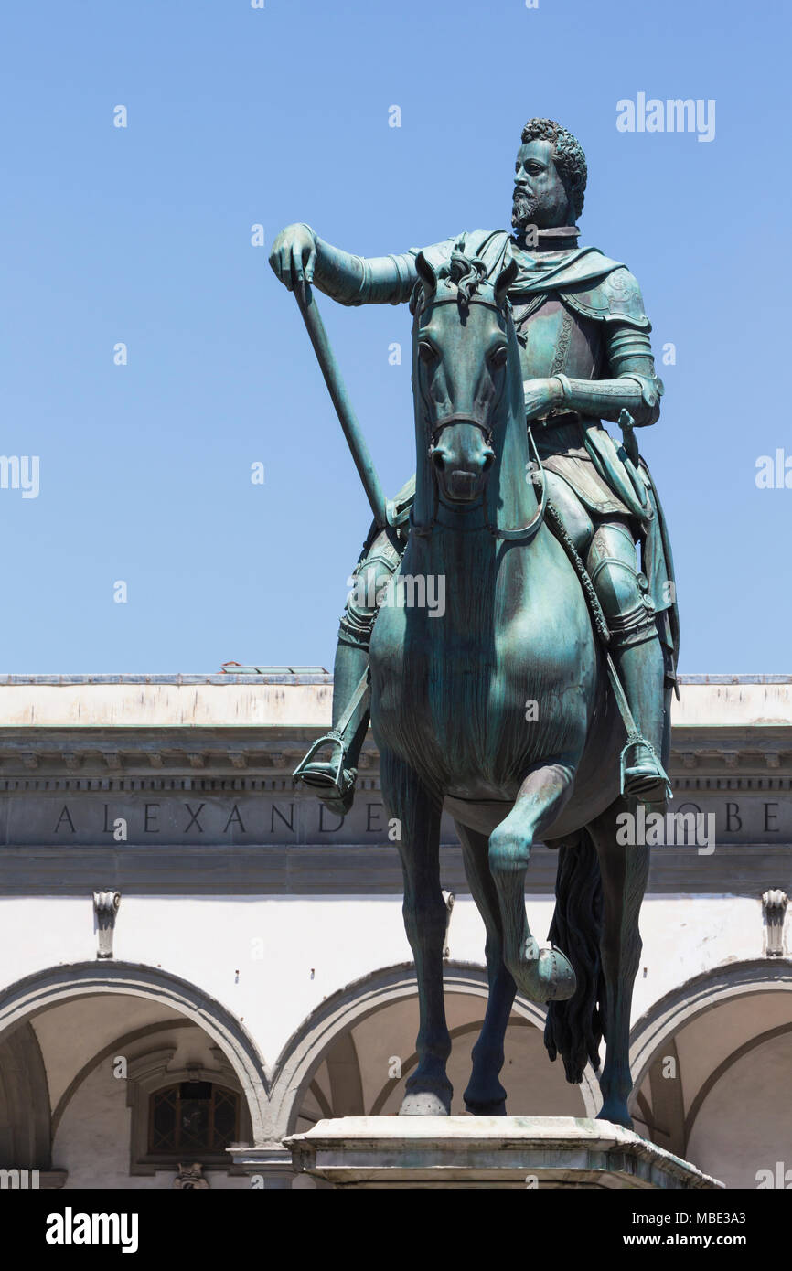 La province de Florence, Florence, Toscane, Italie. La Piazza della Santissima Annunziata. Statue équestre de Ferdinand I de Médicis, Grand-duc de Toscane Banque D'Images
