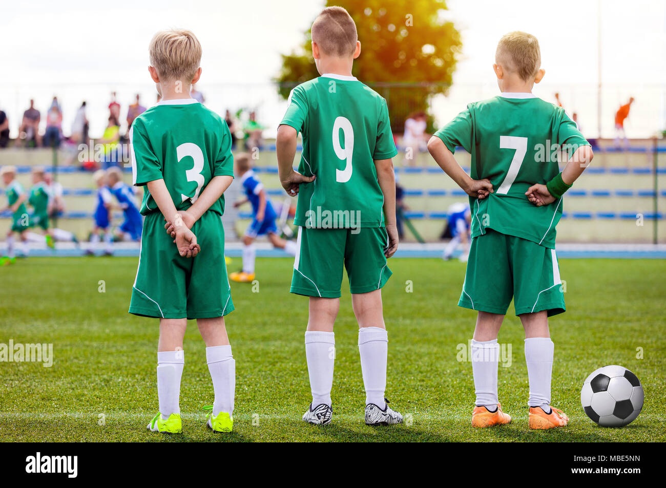 L'équipe de football des enfants. Les jeunes garçons Regarder Match de football. Tournoi de football de la concurrence dans l'arrière-plan. Les joueurs de l'équipe de football Kids on The Soccer Banque D'Images