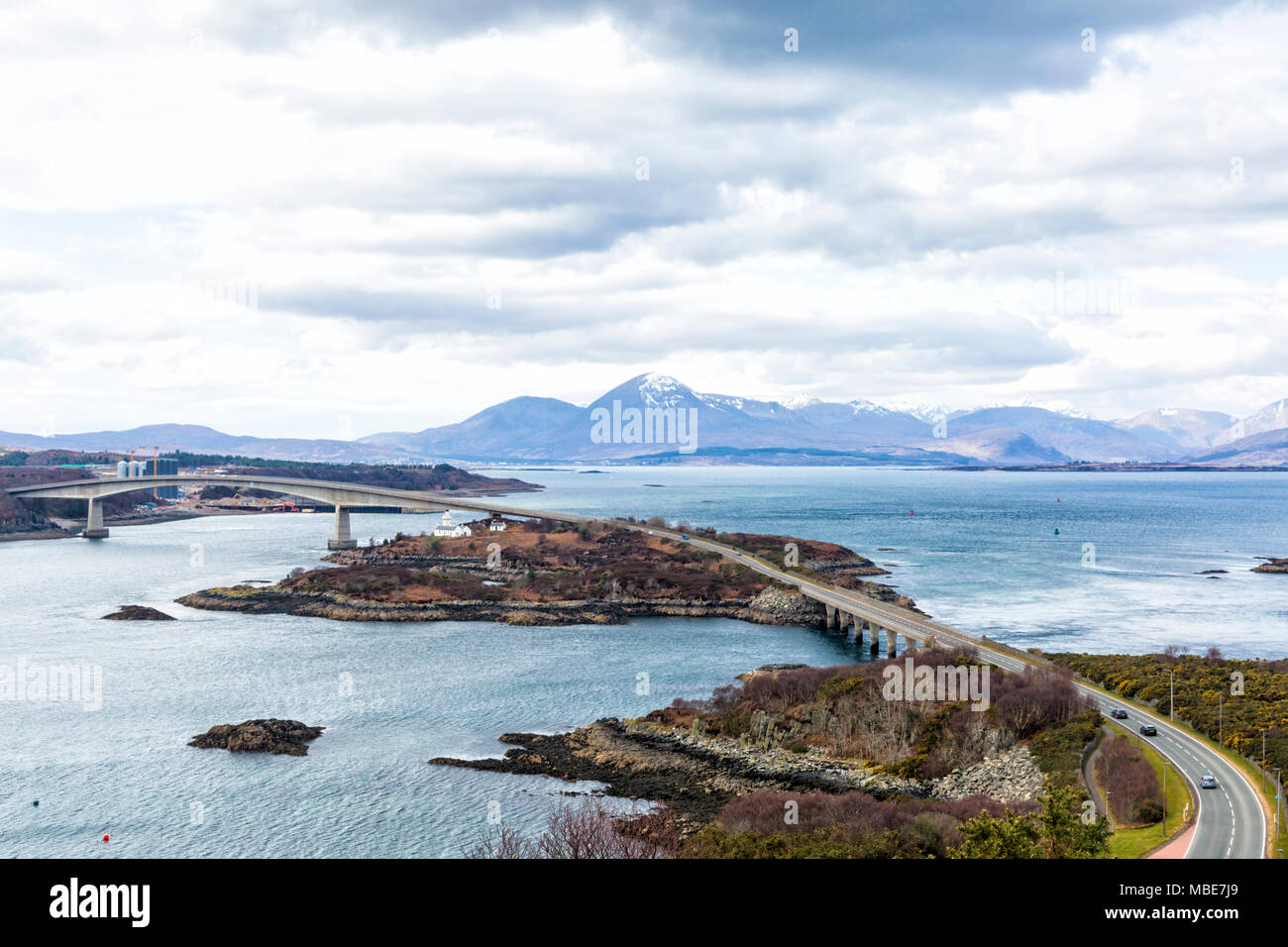 Skye Bridge sur le Loch Alsh reliant l'Ecosse Highland continentale avec l'île de Skye, à partir de l'Plock, Ecosse, Royaume-Uni en mars Banque D'Images