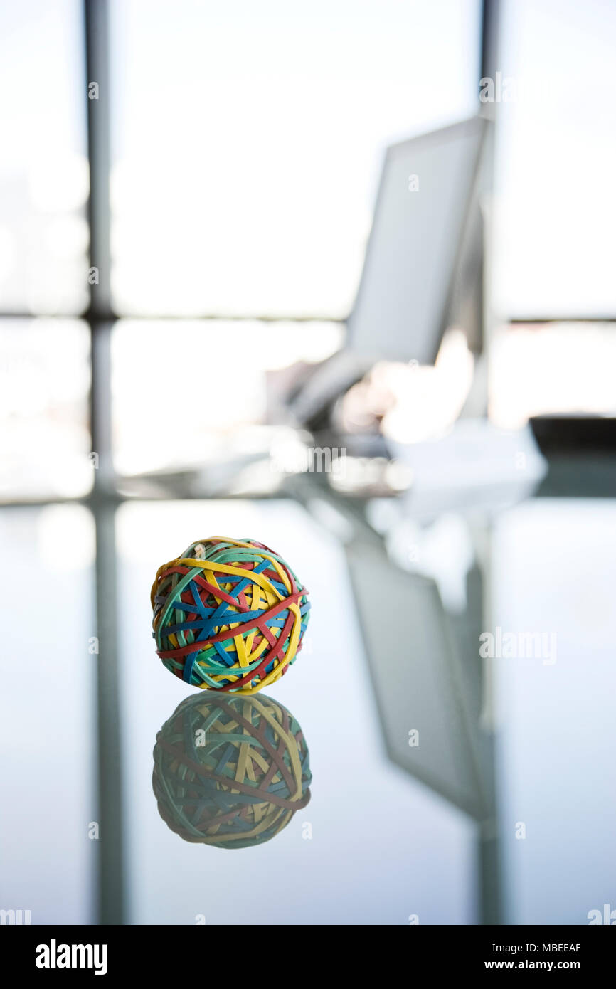 Une bande élastique ball assis sur un refelective 24 dans un bureau. Banque D'Images