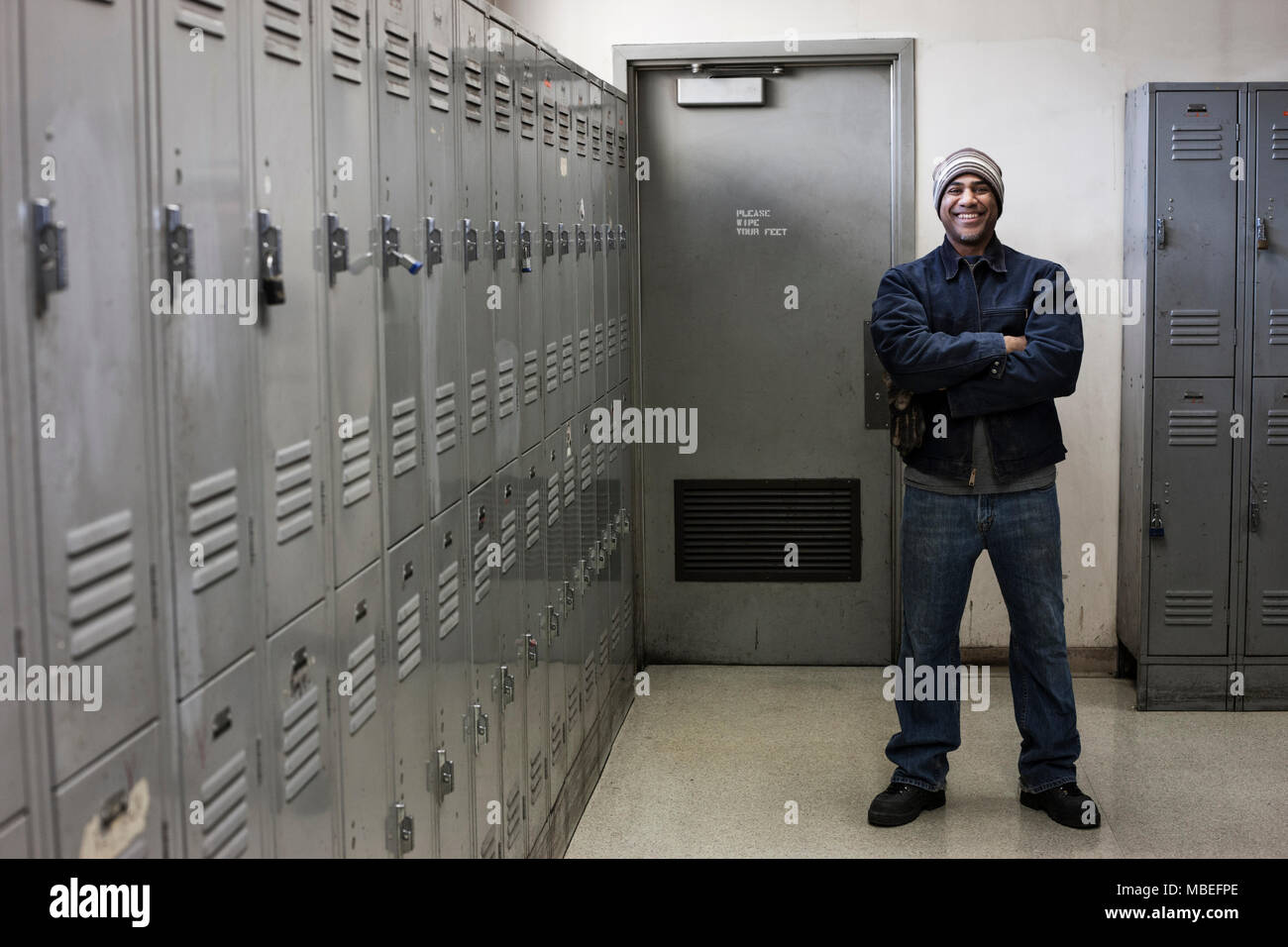 Homme Noir debout à côté d'un ouvrier dans une usine de casiers salle de  pause Photo Stock - Alamy