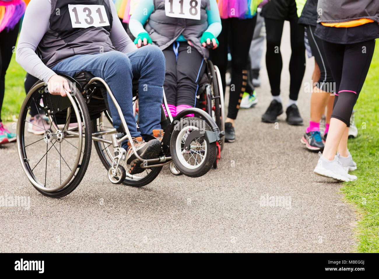 Femme en fauteuil roulant à charity race Banque D'Images