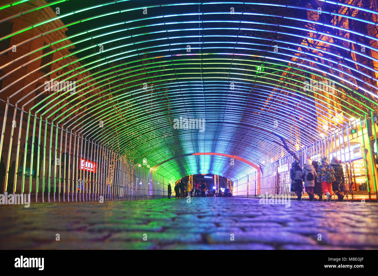 Tunnel de lumières colorées dans Central Street, Harbin Banque D'Images