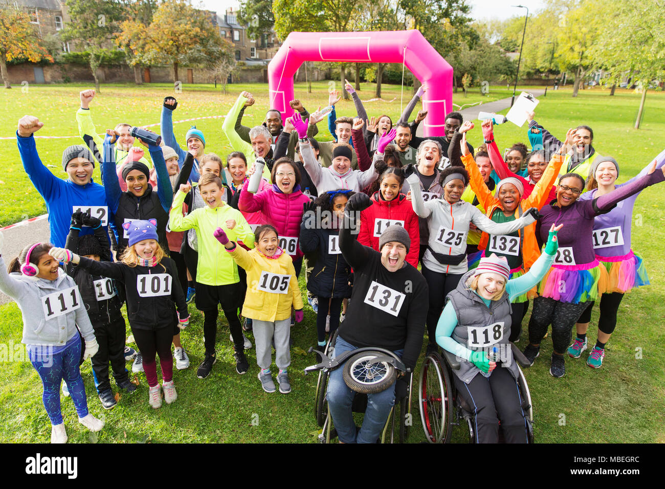 Portrait de la foule acclamant les coureurs de charity run dans park Banque D'Images