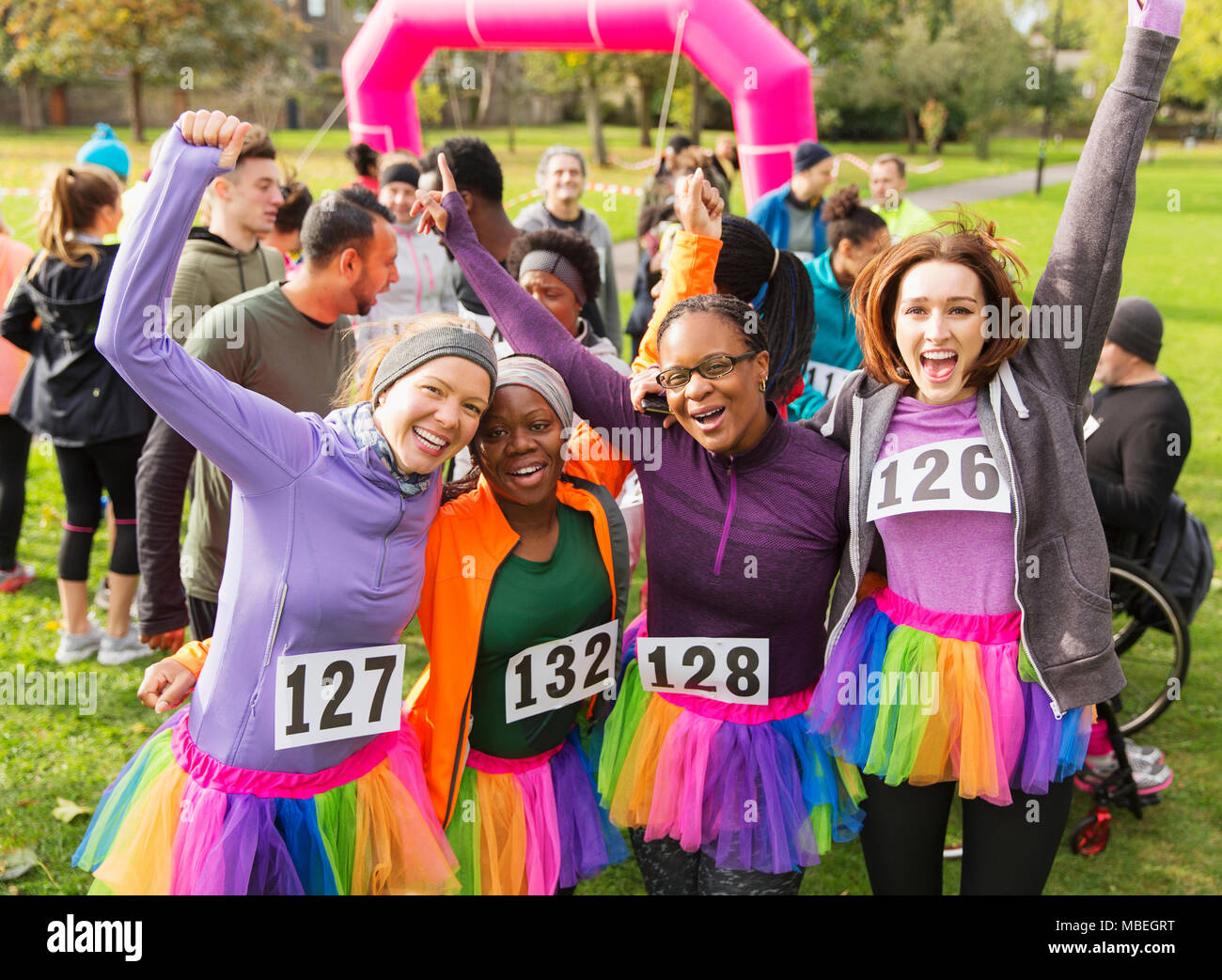 Portrait femme enthousiaste porteur en tutus cheering at charity run dans park Banque D'Images
