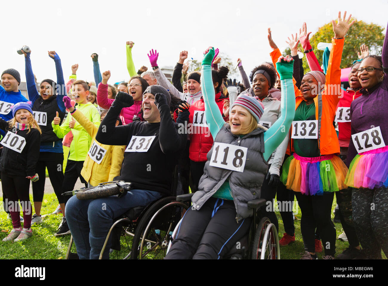 Foule enthousiaste acclamant de charity race in park Banque D'Images