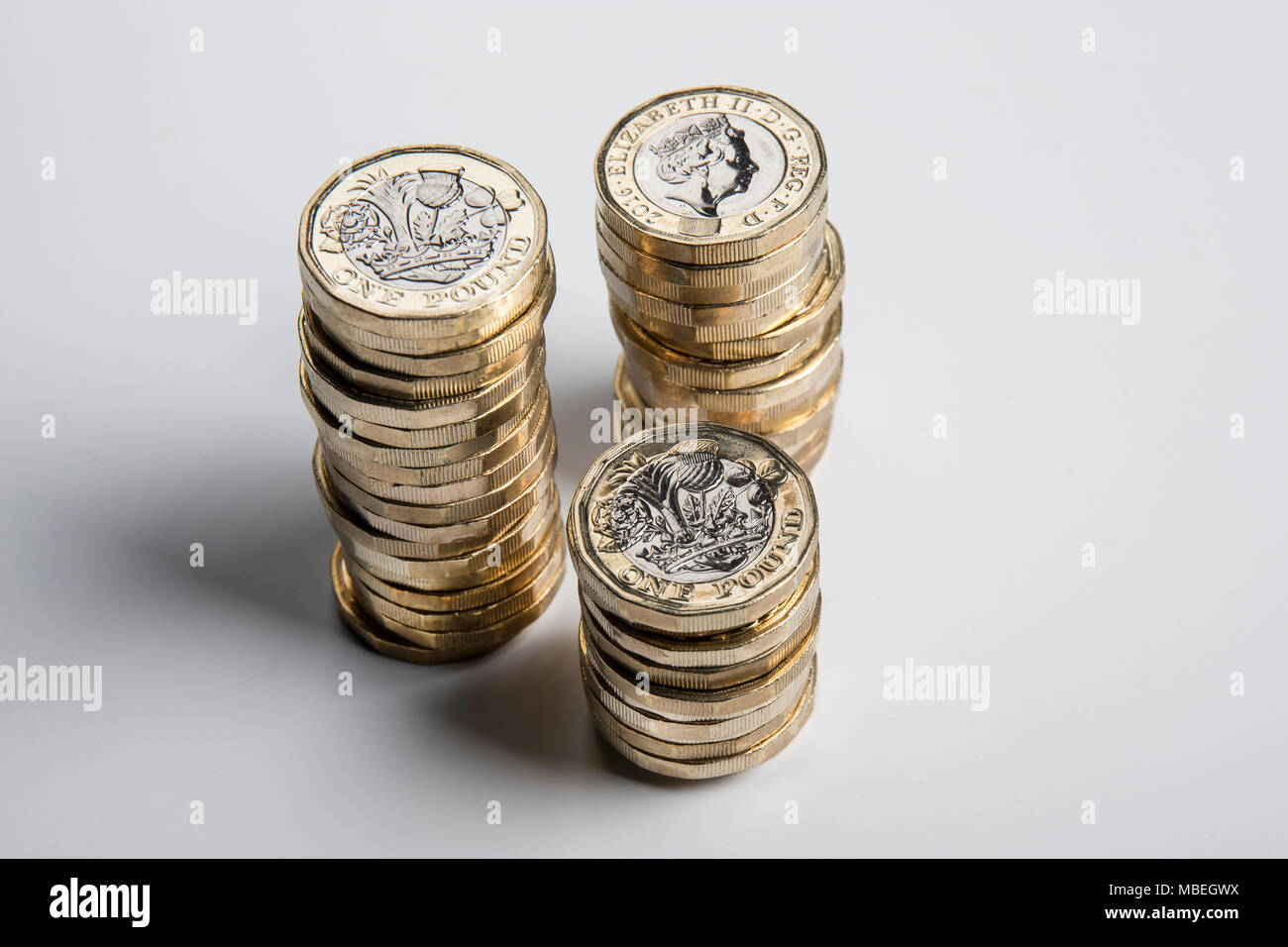 Trois piles inégales de £1 pièces, photographié d'en haut. Banque D'Images
