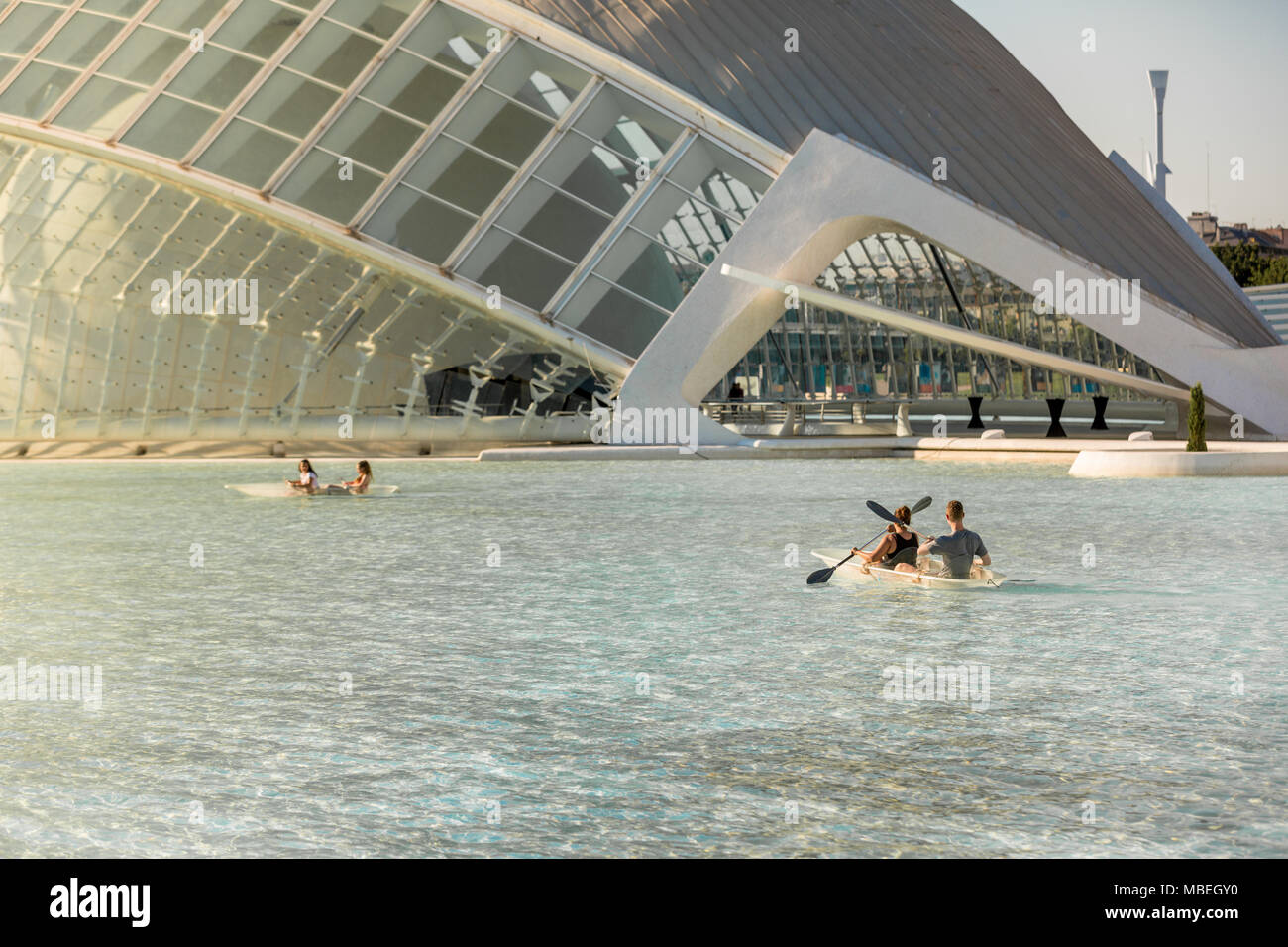 VALENCIA, Espagne - 18 juin 2015 : Les gens de la voile des bateaux de verre avec des palettes dans une piscine dans la ville des arts et de sciencies à Valence, Espagne Banque D'Images