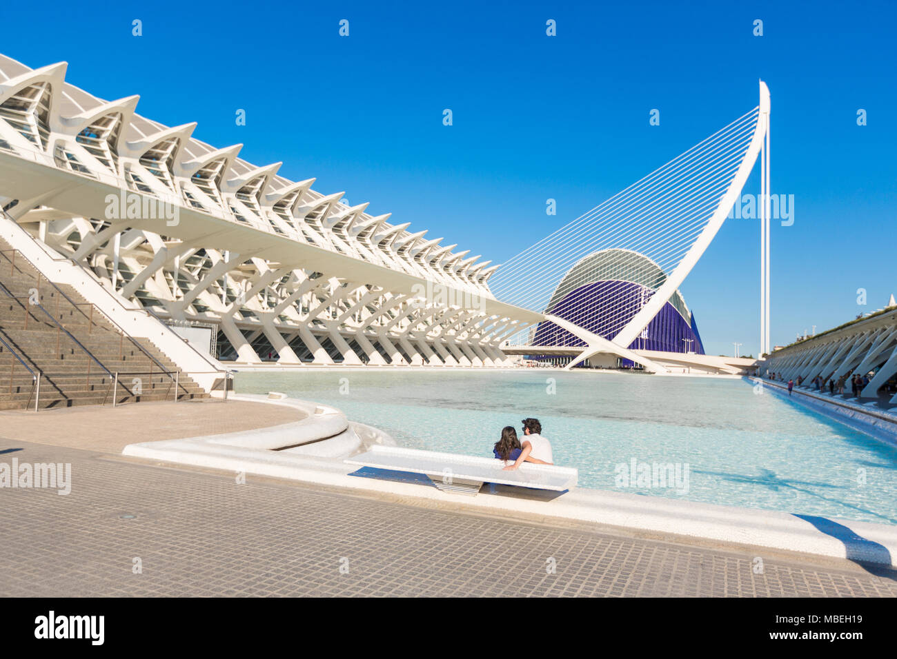 VALENCIA, Espagne - 18 juin 2015 : Jeune couple se détend à la piscine avec vue sur l'Oceanografic dans la cité des arts et des sciencies à Valence, Espagne Banque D'Images