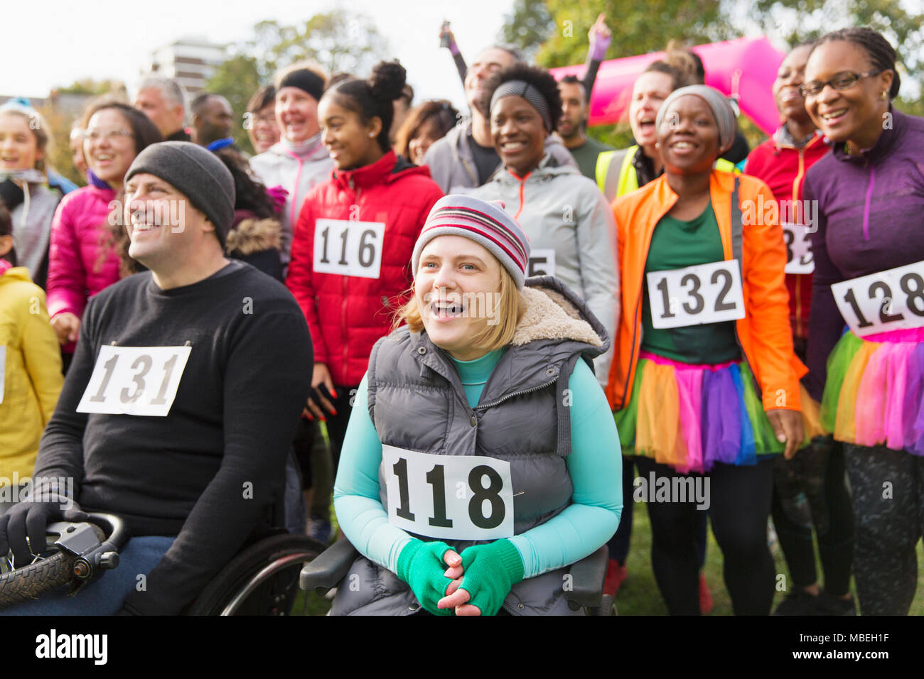 Foule acclamant de charity run Banque D'Images