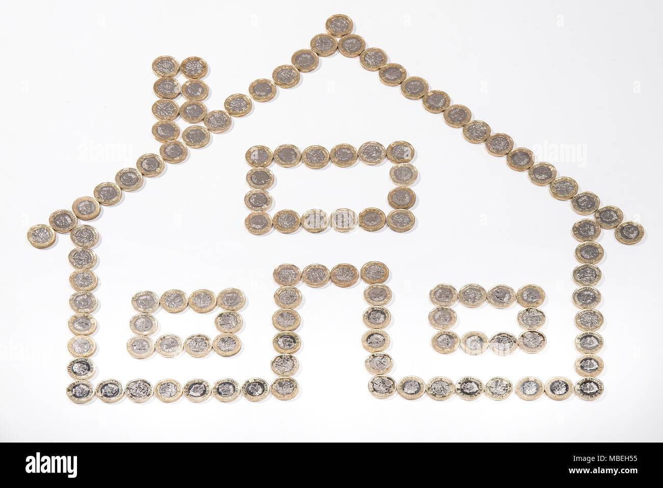 UK £ coins fixés dans la forme d'une chambre avec 3 fenêtres Banque D'Images