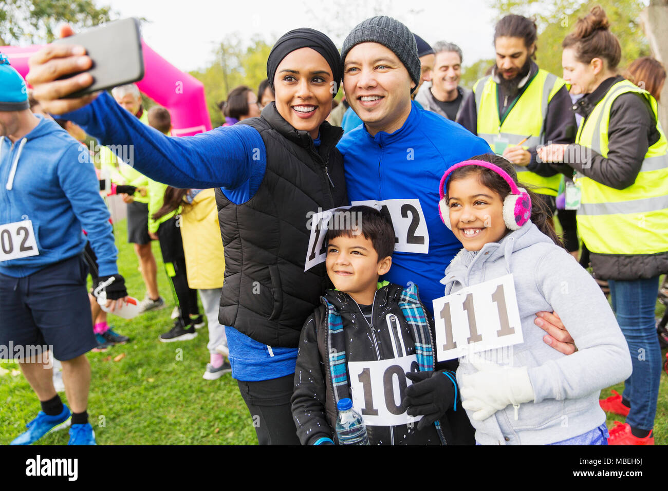 Famille Charity run runners en tenant avec selfies téléphone appareil photo Banque D'Images