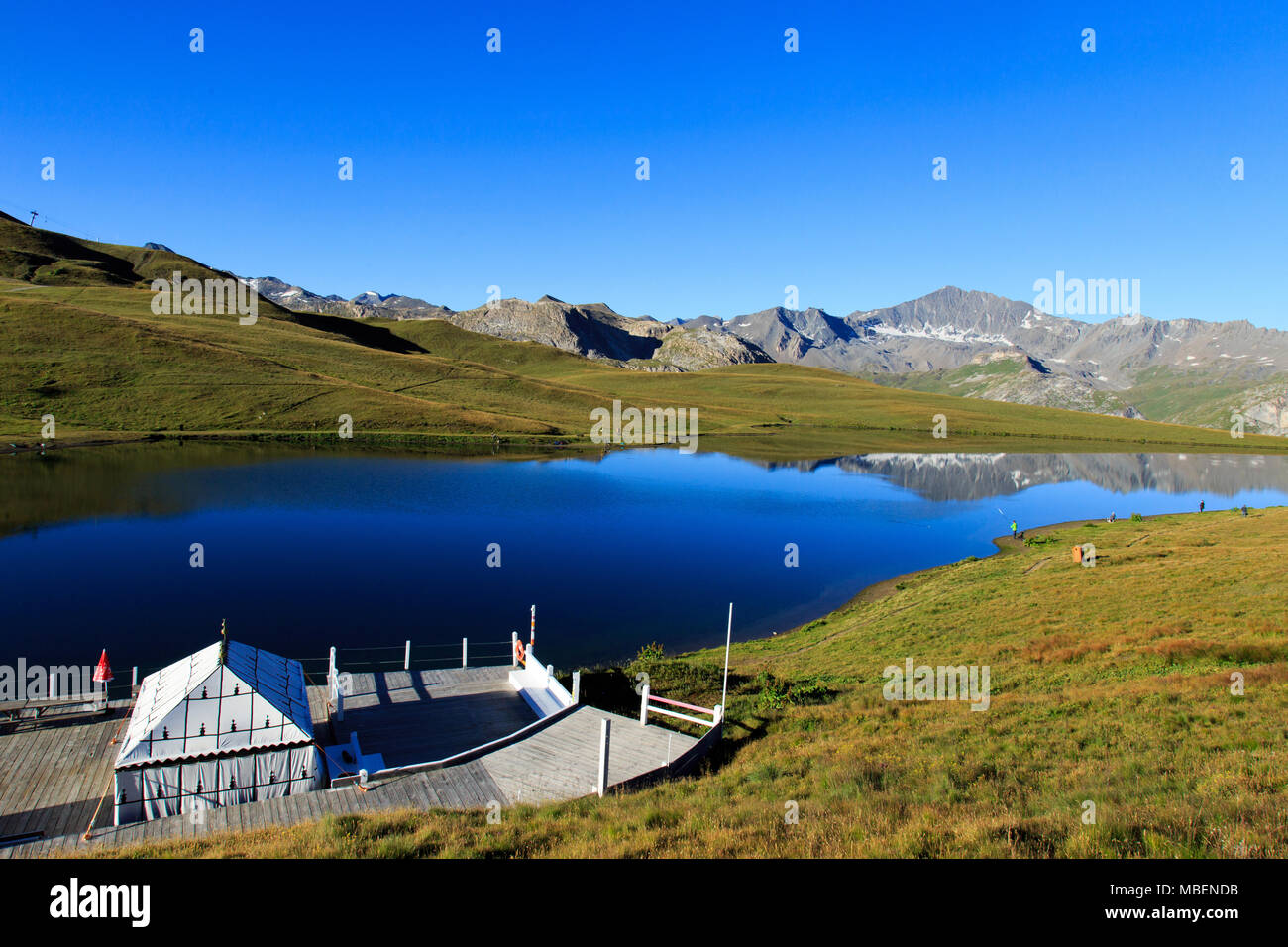Surplombant le paysage Ville de Val d'Isère (Savoie, Alpes) : vue panoramique sur le lac "lac de l'Ouilette' et la chaîne de montagnes des Alpes Banque D'Images