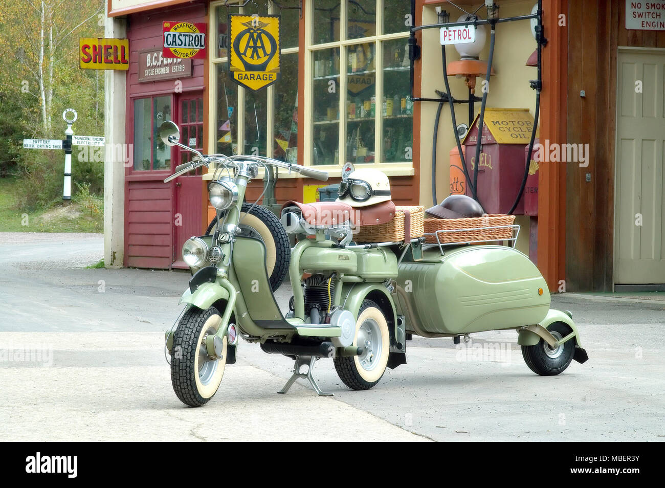 1953 Lambretta D125 avec remorque PAV CZ. Banque D'Images