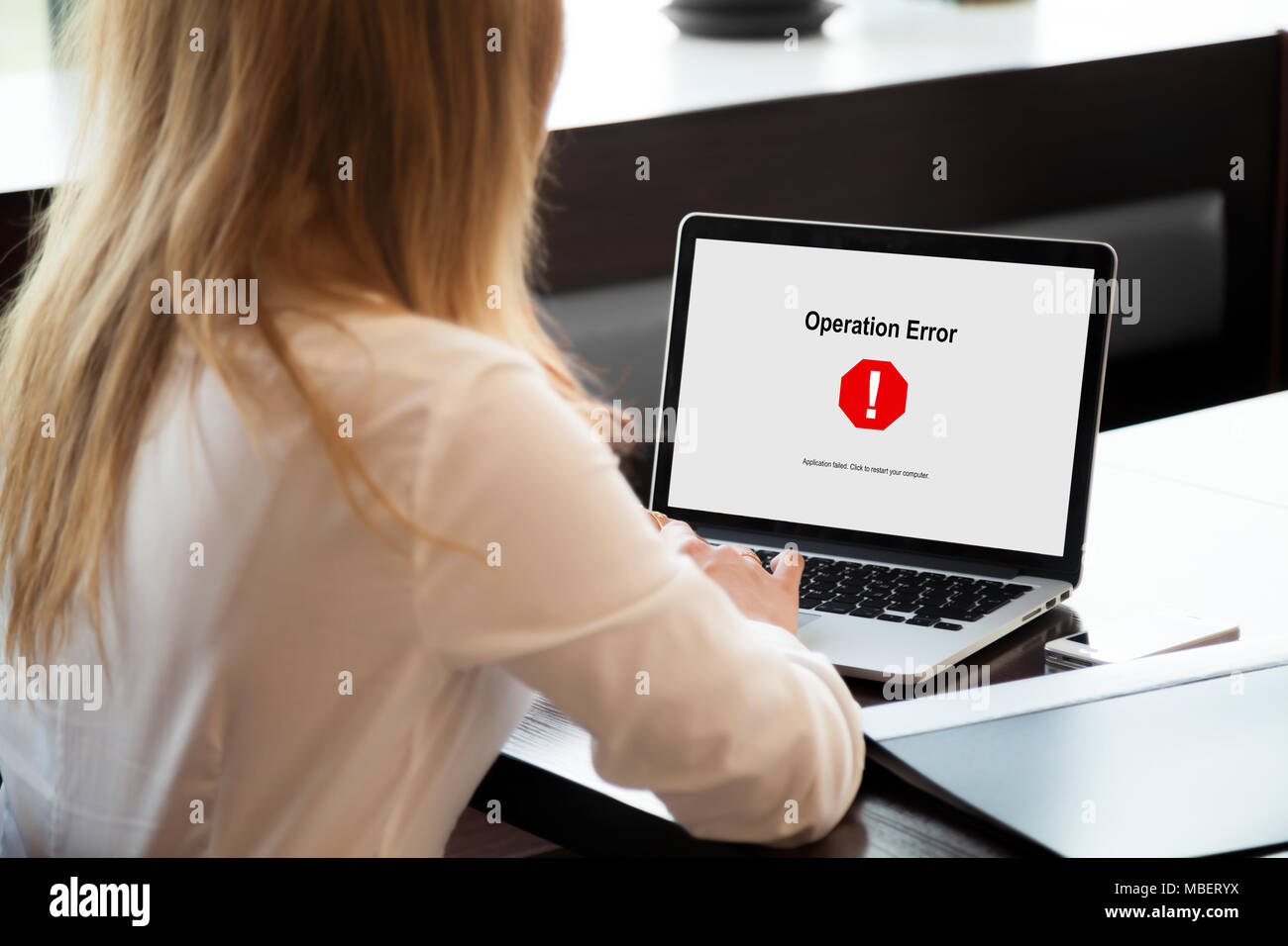 Dame d'affaires à la recherche à l'écran de l'ordinateur portable avec l'opération message d'erreur. Défaillance du système d'expérience de l'entrepreneur au cours de workflow. Panne du système informatique, s Banque D'Images