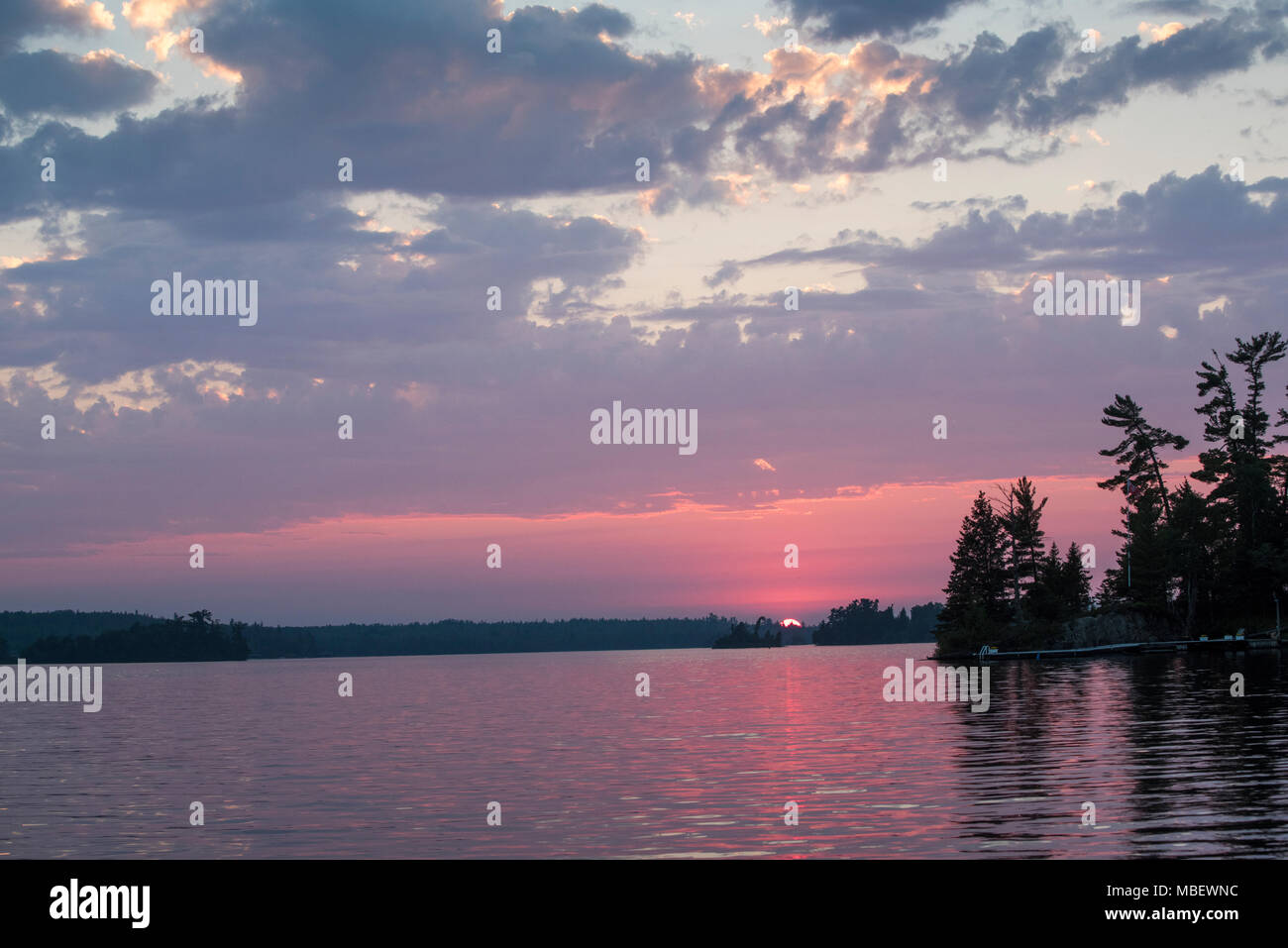 Vue panoramique sur le lac au crépuscule, Kenora, lac des Bois, Ontario, Canada Banque D'Images