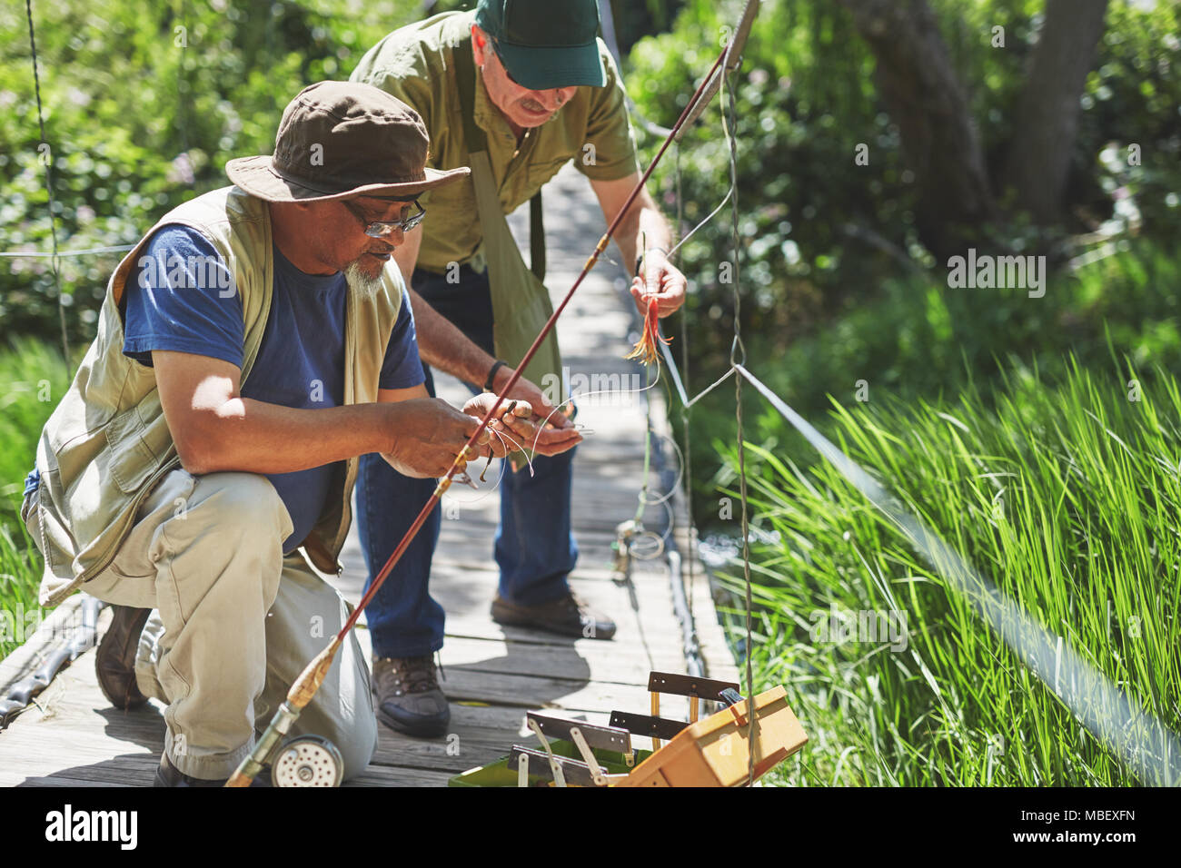 Senior hommes amis préparer la ligne de pêche Banque D'Images
