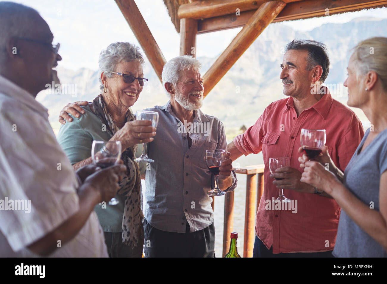 Happy active senior friends drinking wine sur balcon Banque D'Images