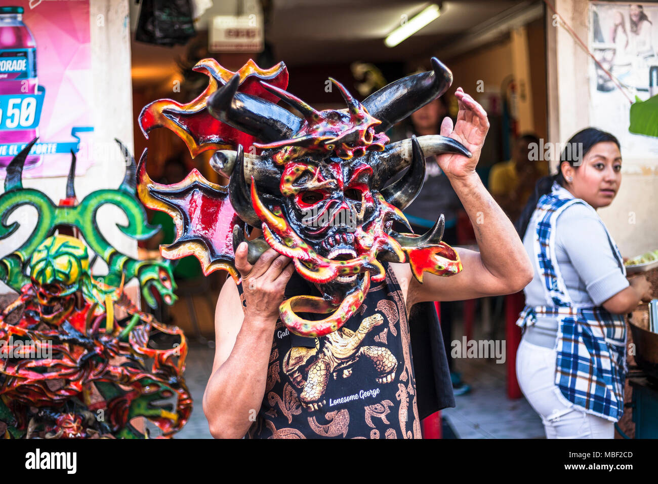 Píllaro, EQUATEUR - 6 février 2016 : Un homme, habillé en diable dans le diabladas festivités dans Pillaro. Banque D'Images