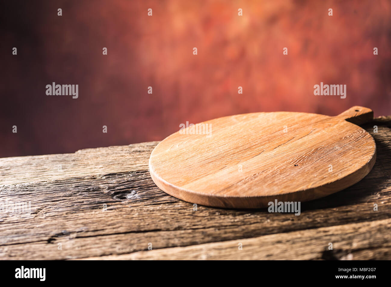 Pizza vide conseil ronde table en bois ancien et la couleur arrière-plan flou. Banque D'Images