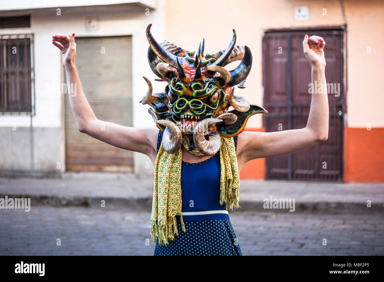 Píllaro, EQUATEUR - 6 février 2016 : une femme non identifiée, habillé en diable dans le diabladas festivités dans Pillaro. Banque D'Images
