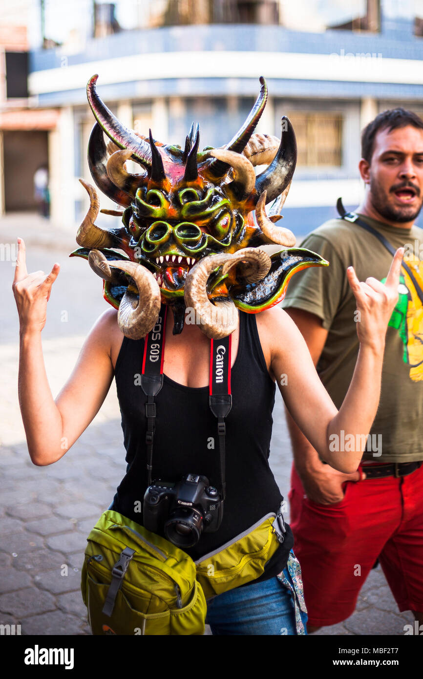 Píllaro, EQUATEUR - 6 février 2016 : une femme non identifiée, habillé en diable dans le diabladas festivités dans Pillaro, le 6 janvier 2016. Banque D'Images