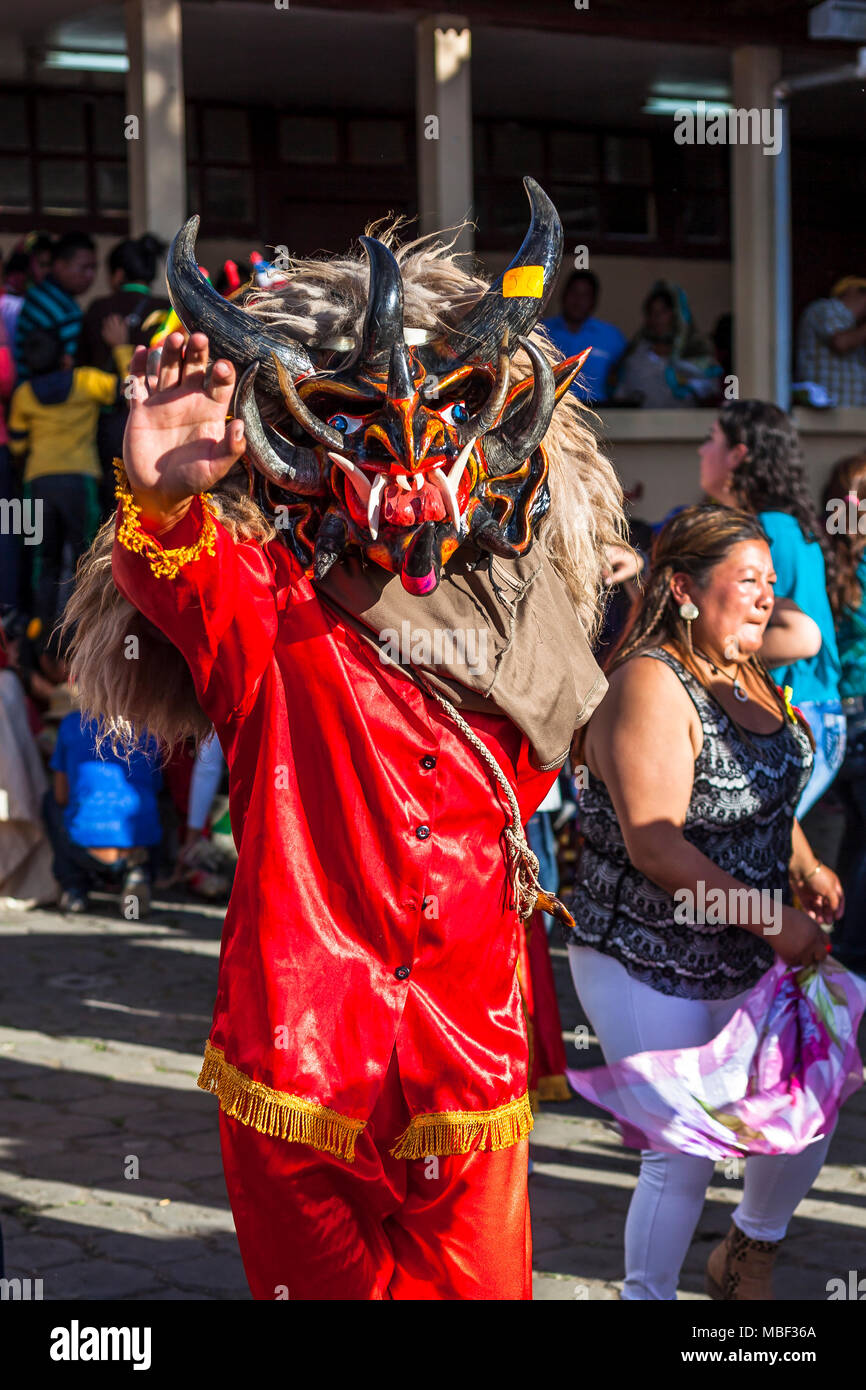 Píllaro, EQUATEUR - 6 février 2016 : Un homme, habillé en diable dans le diabladas festivités dans Pillaro. Banque D'Images