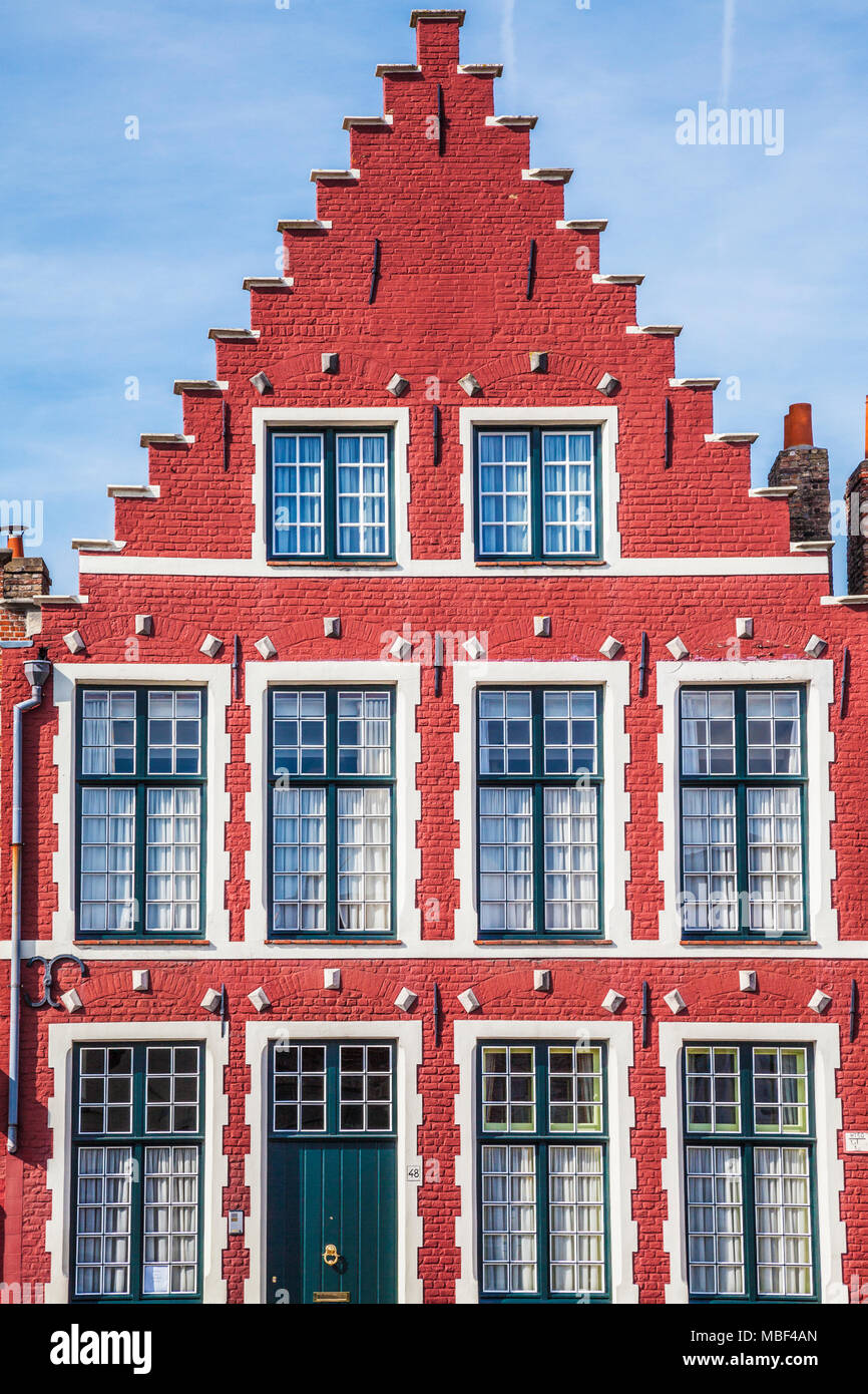 La façade d'une maison de marchands du Moyen Âge le long du Langerei à Bruges (Brugge), Belgique. Banque D'Images