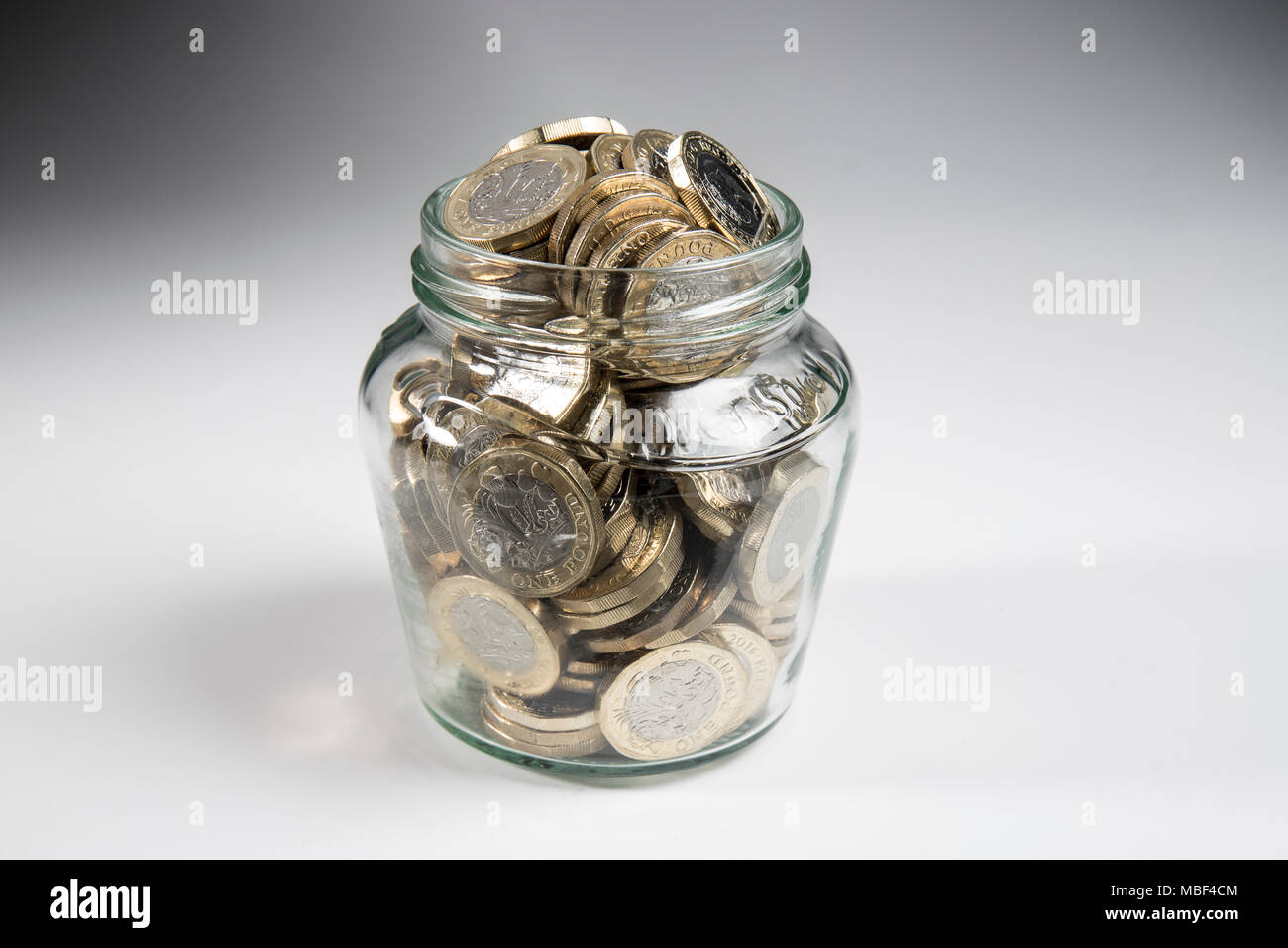 Un petit pot plein de nouveau style €1 pièces FRANCE Banque D'Images