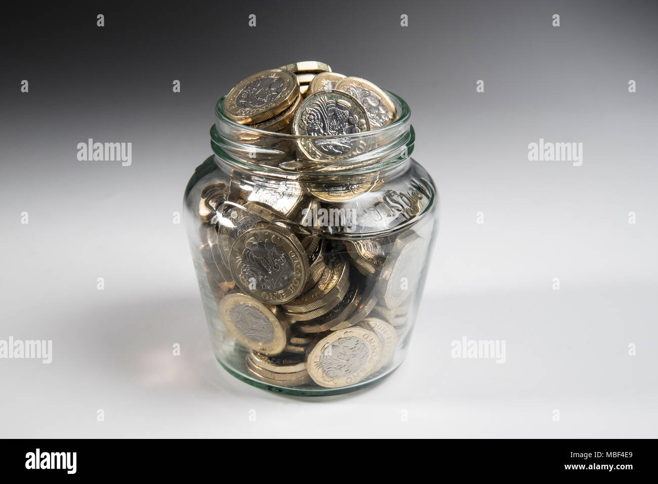Un petit pot plein de nouveau style €1 pièces FRANCE Banque D'Images
