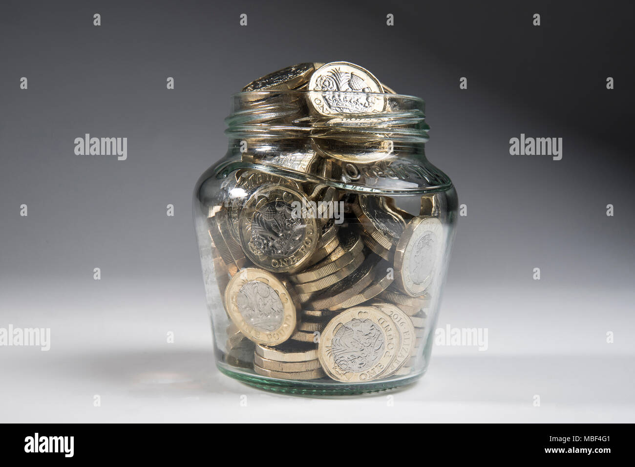 Un petit pot plein de nouveau style €1 pièces FRANCE Banque D'Images