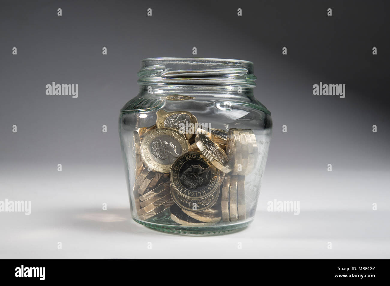 Un petit pot plein de nouveau style €1 pièces FRANCE Banque D'Images