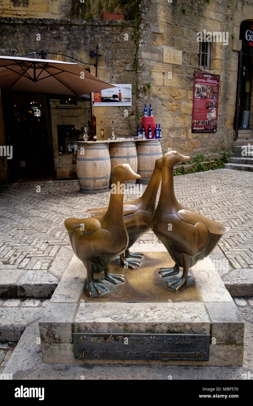 La plage d'oie, les trois oies statue en place du marché aux Oies la place du marché Sarlat la Caneda Dordogne France Banque D'Images