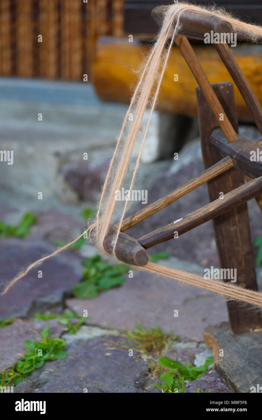 Ancien outil spinner laine au travail à l'extérieur. Banque D'Images