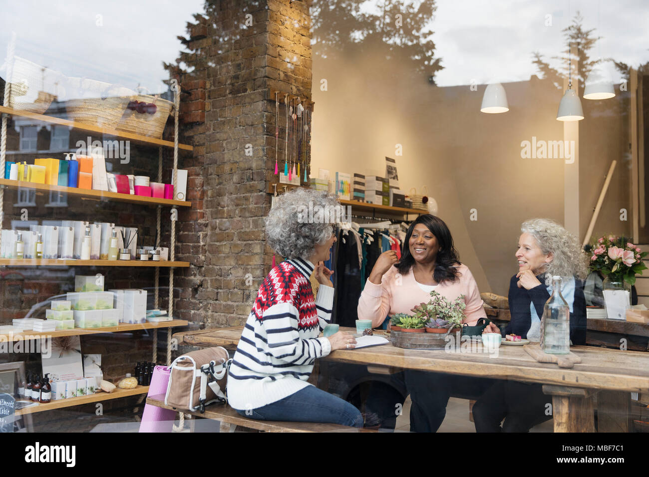 Les femmes les amis de boire du thé au café shop Banque D'Images