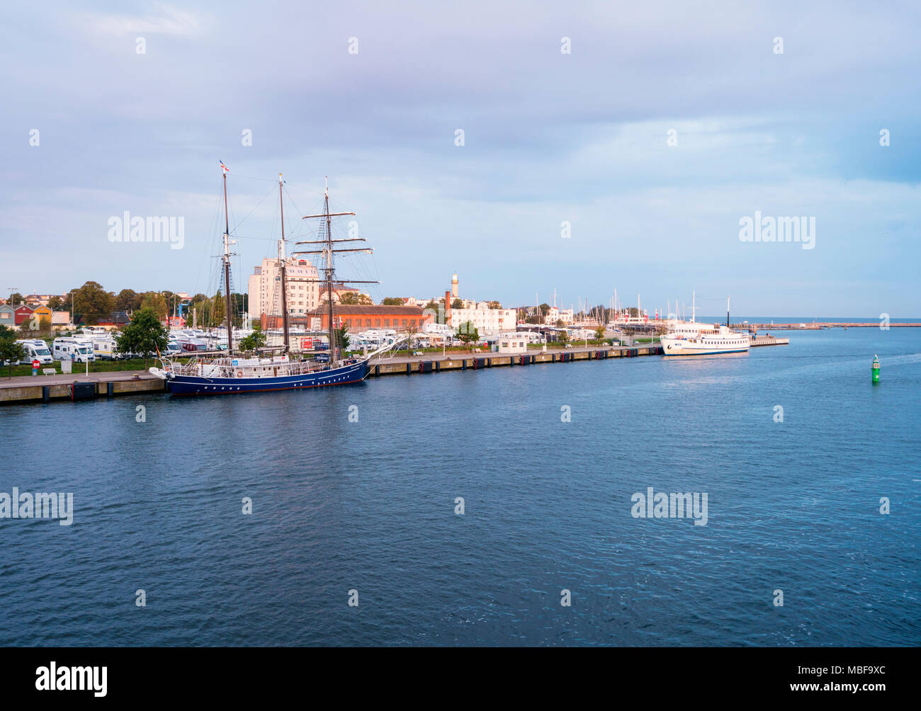 Grand voilier amarré dans le port de Warnemunde historique, Rostock, Allemagne, Europe. Banque D'Images