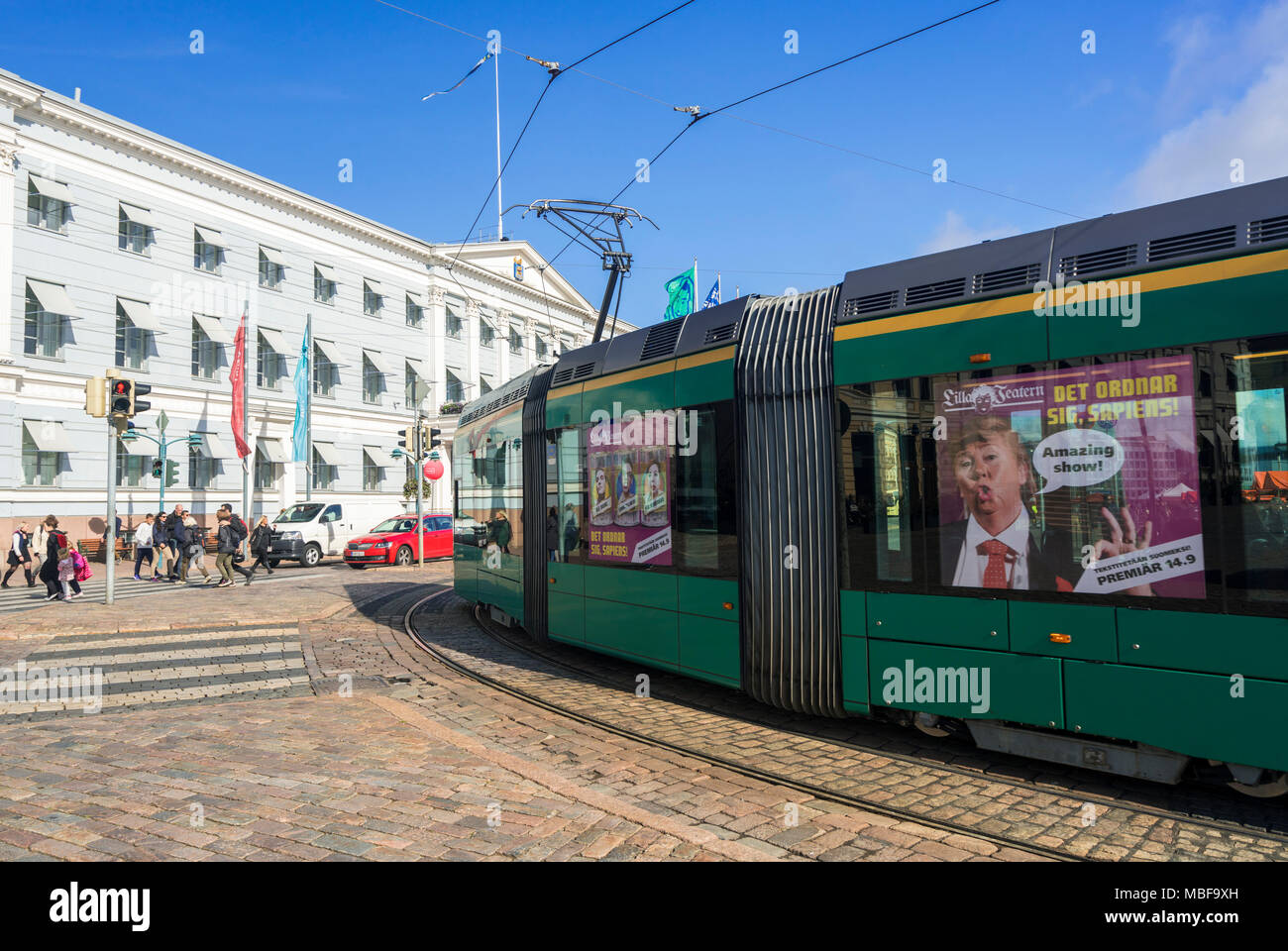 Le tram à l'extérieur de l'hôtel de ville de Helsinki, Finlande, Europe Banque D'Images