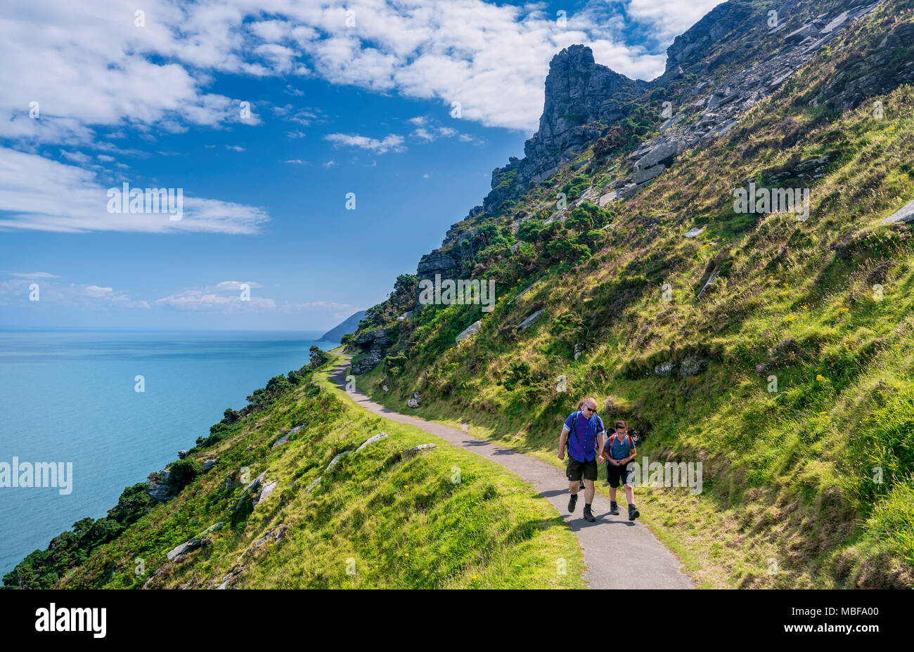 Les promeneurs sur le South West Coast Path près de Lynton, dans le Parc National d'Exmoor, Devon, Angleterre, Royaume-Uni Banque D'Images