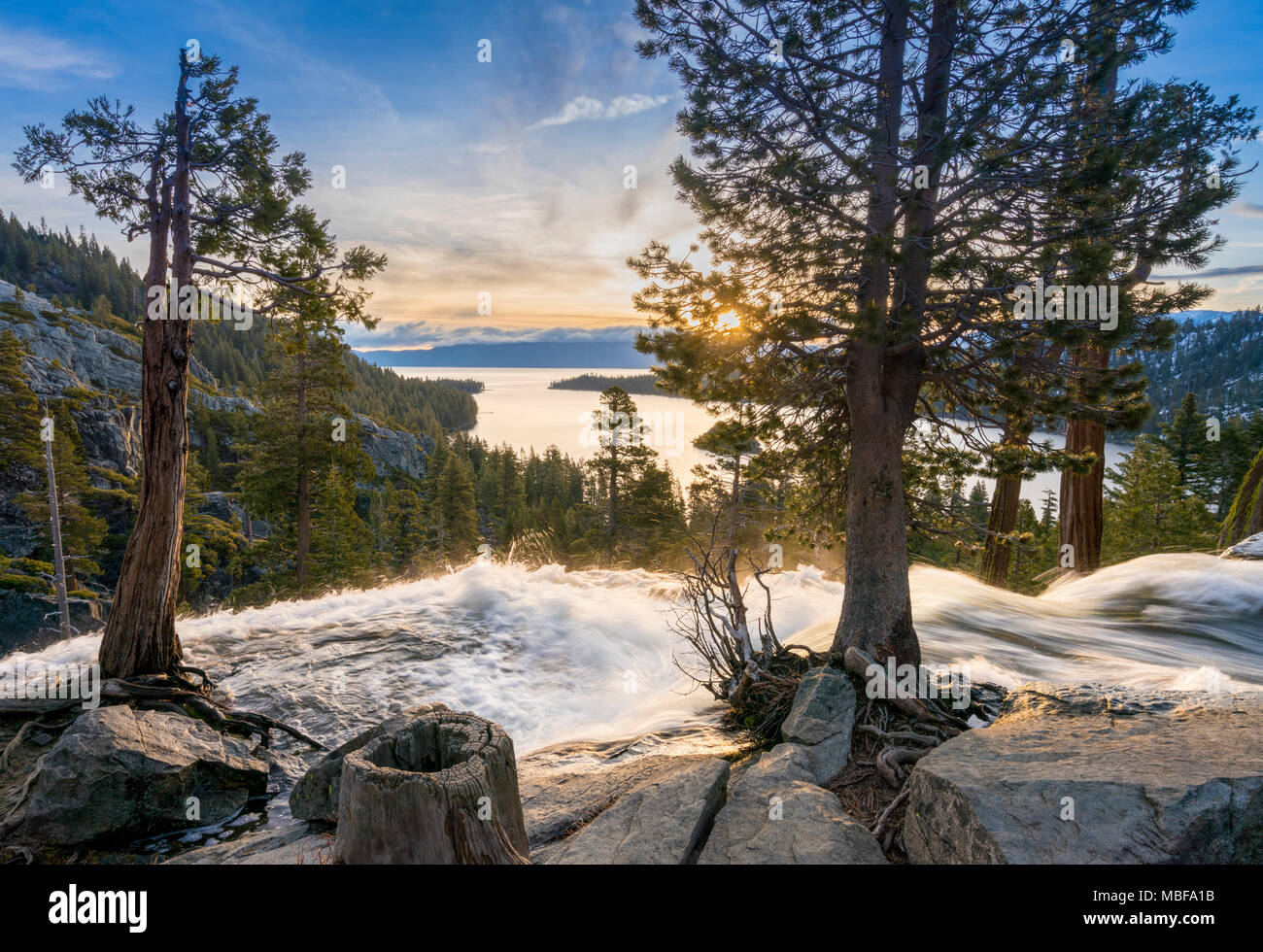 Lever du soleil à Emerald Bay sur le lac Tahoe depuis le haut de la chute de l'Aigle, la Sierra Nevada, Californie, USA Banque D'Images