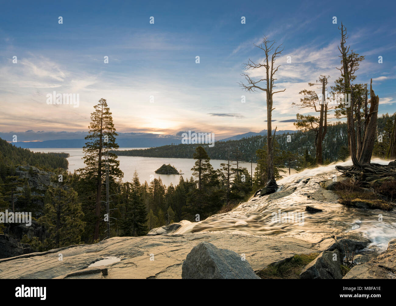 Coucher du soleil à Emerald Bay sur le lac Tahoe depuis le haut de la chute de l'Aigle, la Sierra Nevada, Californie, USA Banque D'Images