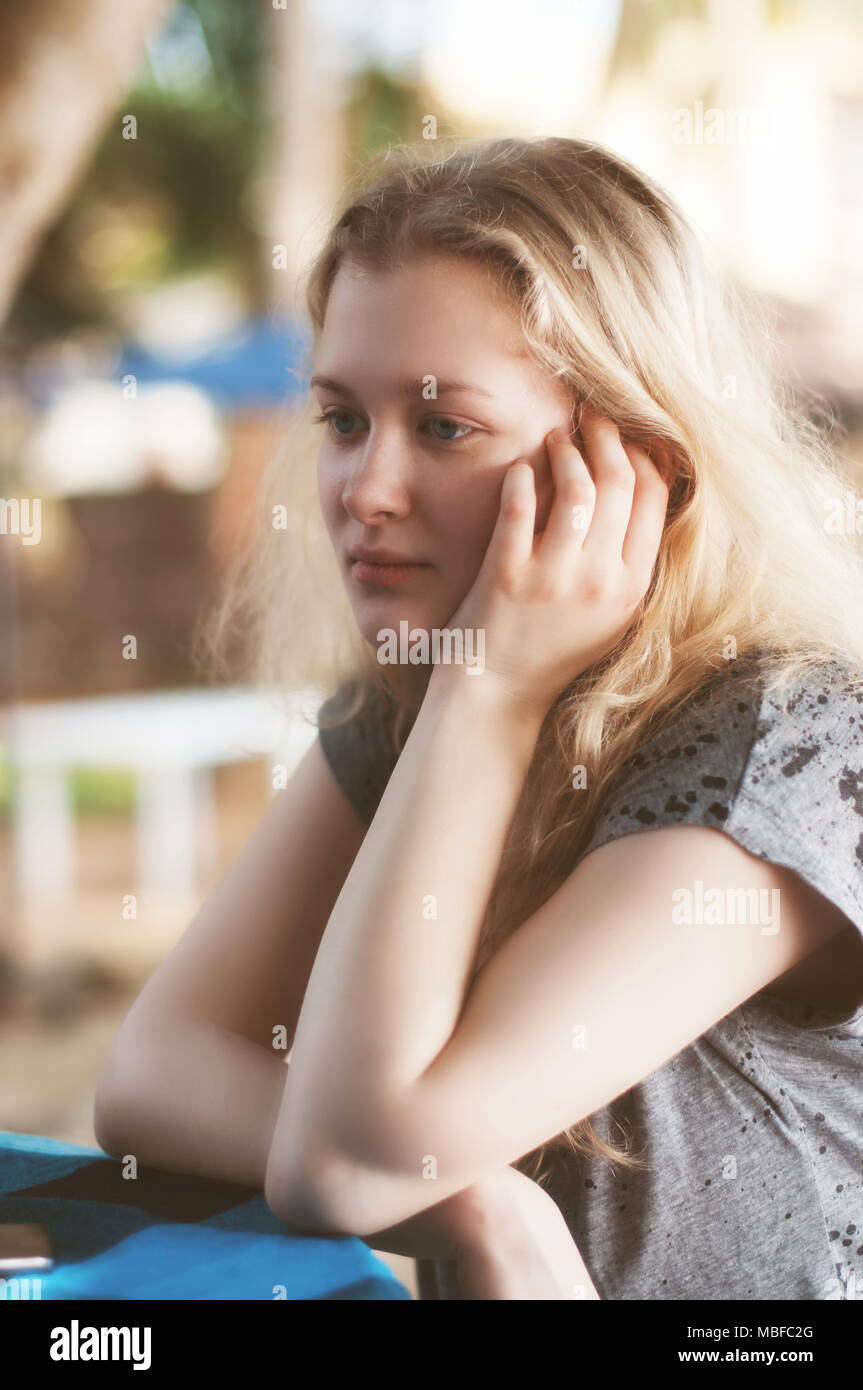 Un portrait chaleureux naturel d'une belle jeune fille blonde avec aucun maquillage, Sri Lanka. Banque D'Images