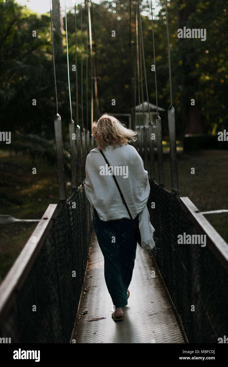 Une femme blonde sur un pont au Sri Lanka. Banque D'Images