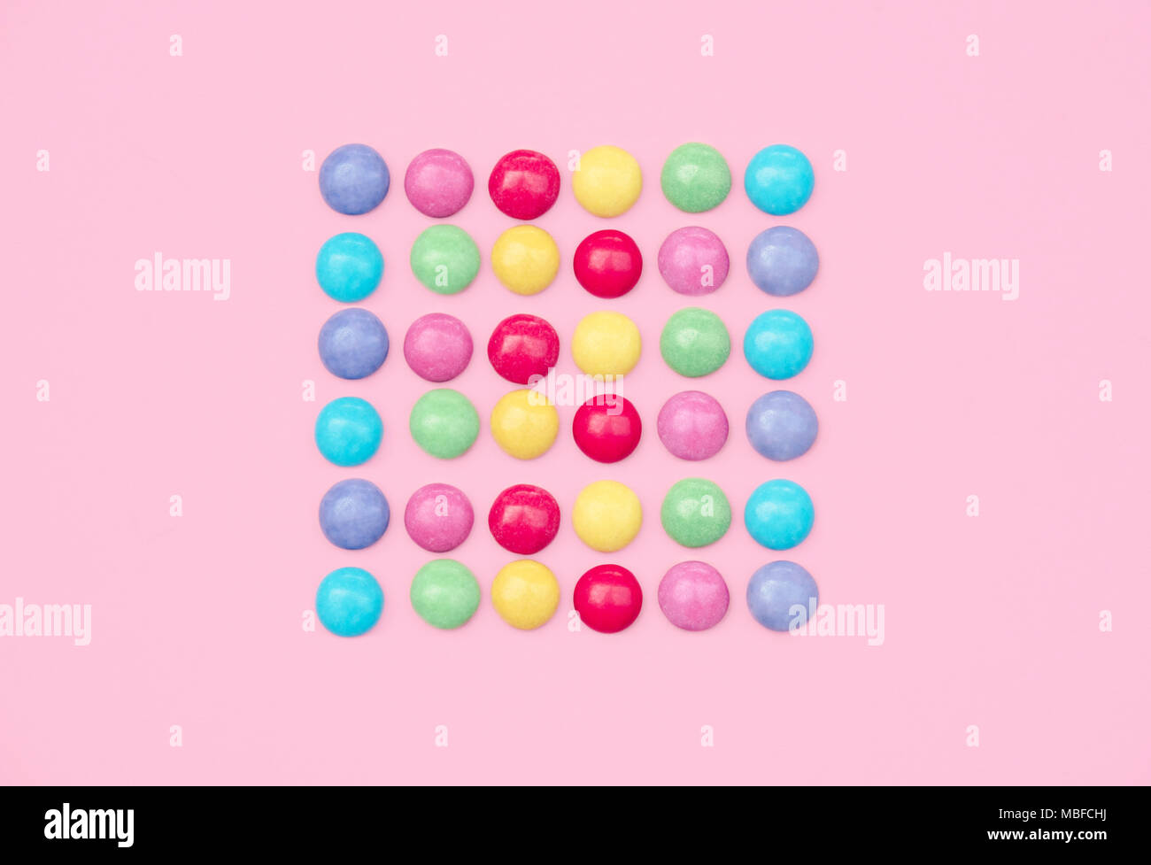 Colorée avec des bonbons et présent sur fond bleu. Banque D'Images