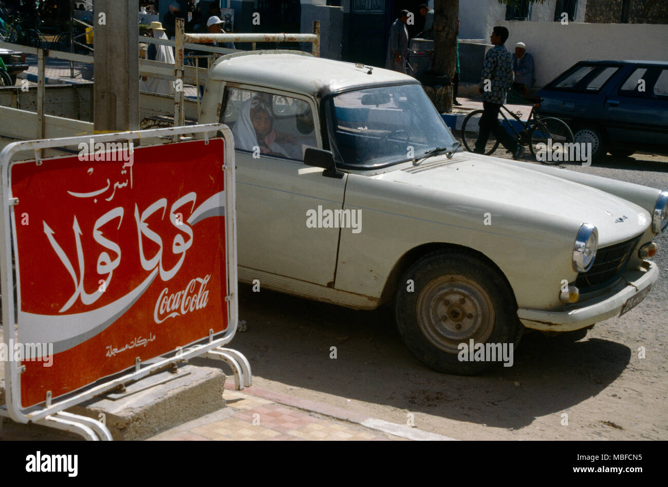 Ajim Djerba Tunisie chariot marché parqué par une publicité de Coca Cola en Arabe Banque D'Images