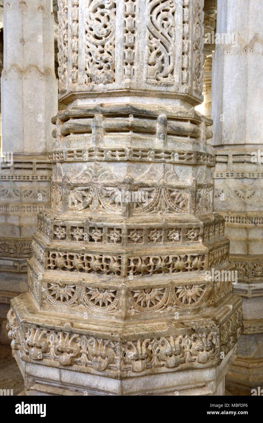 Détail de l'une des 1444 piliers sculptés de façon exquise dans l'Adinath Temple avec deux pas de Temple Ranakpur Udaipur Inde Rajashan Banque D'Images