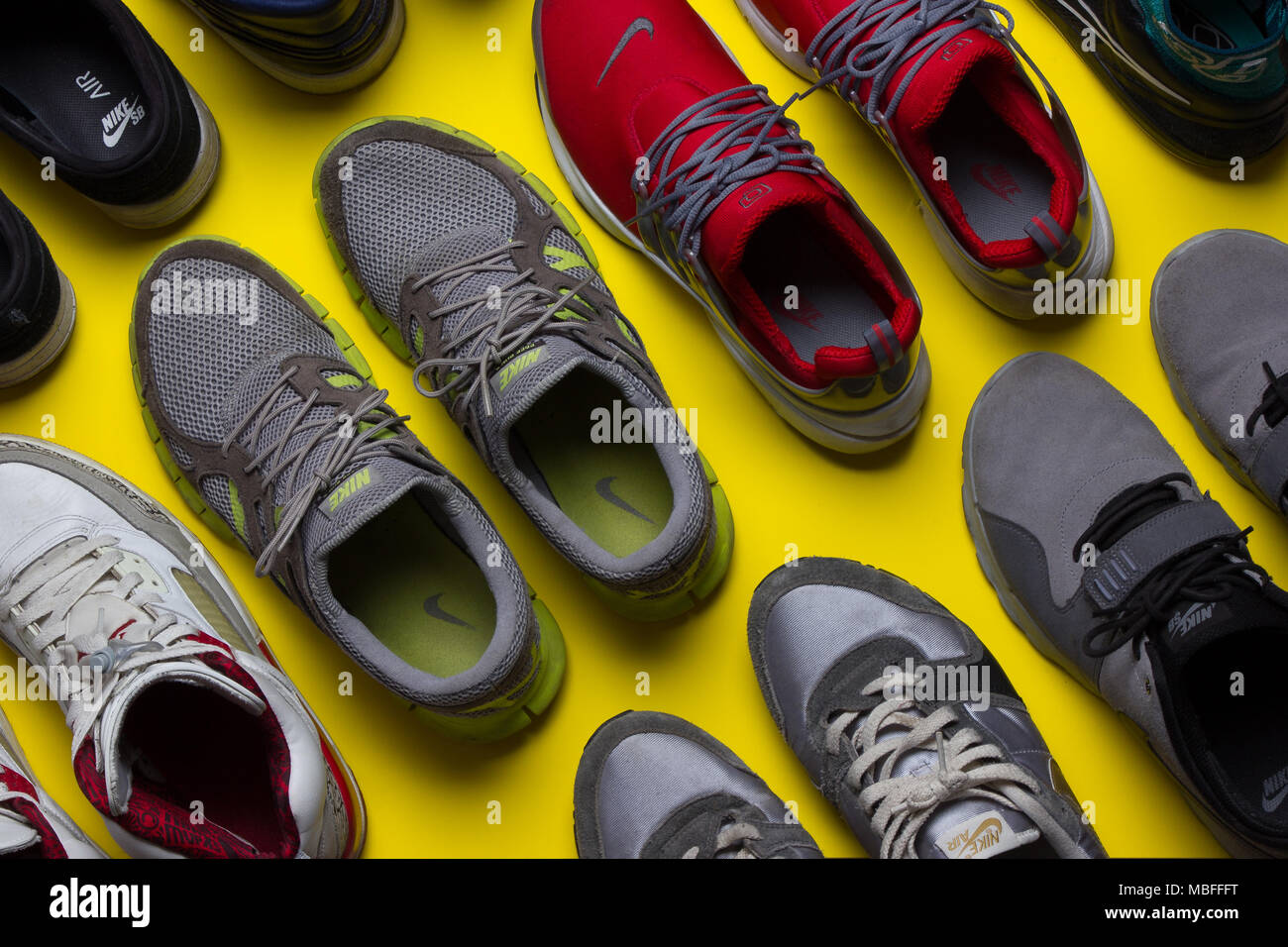 Sneakers contre un arrière-plan lumineux, studio shot, vue du dessus Banque D'Images