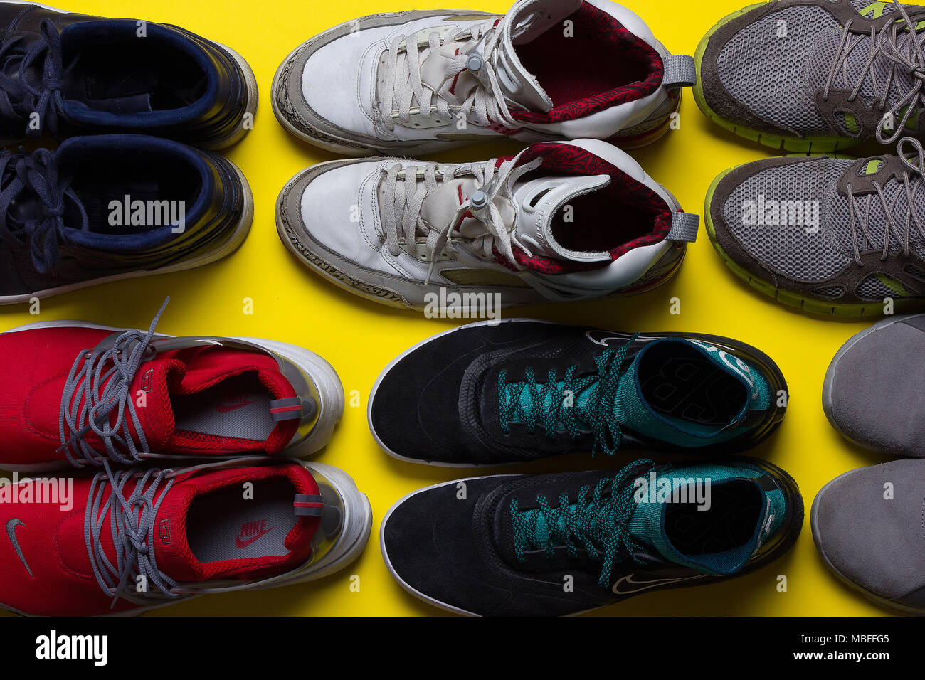 Sneakers contre un arrière-plan lumineux, studio shot, vue du dessus Banque D'Images
