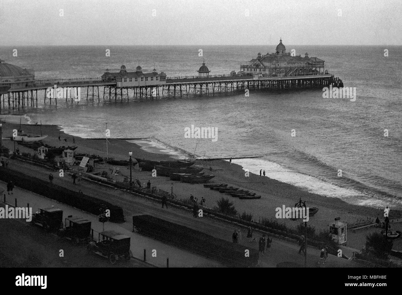 La jetée d''Eastbourne et la Grande Parade vers 1920. Soyez conscient que l'image peut montrer quelques imperfections dues à l'âge. Banque D'Images